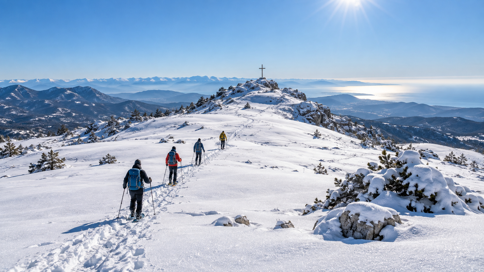 Croix de Verse enneigée au-dessus de Gréolières-les-Neiges